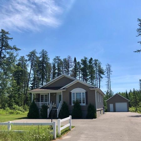 Le Chalet De Claude, Au Pied Des Monts-Valin Saint-David-de-Falardeau エクステリア 写真