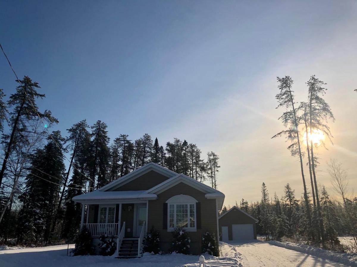 Le Chalet De Claude, Au Pied Des Monts-Valin Saint-David-de-Falardeau エクステリア 写真