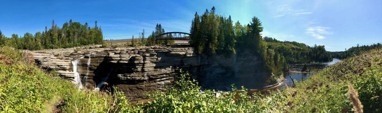 Le Chalet De Claude, Au Pied Des Monts-Valin Saint-David-de-Falardeau エクステリア 写真