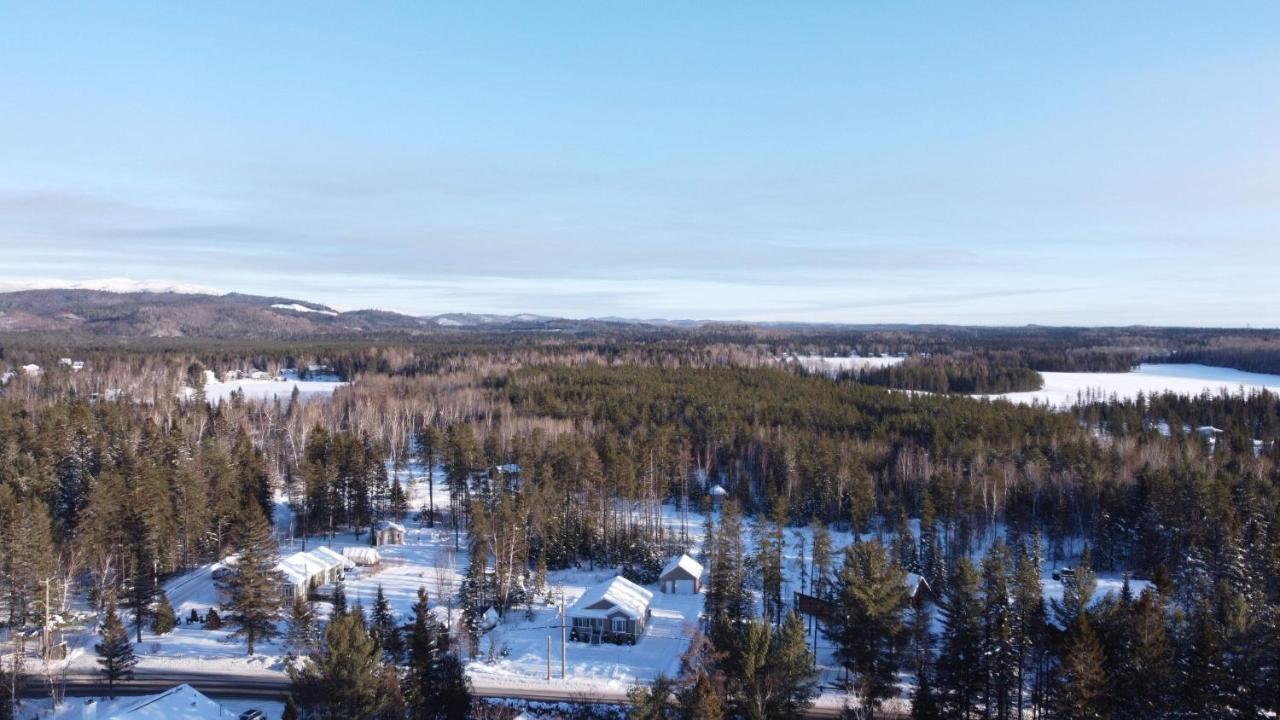 Le Chalet De Claude, Au Pied Des Monts-Valin Saint-David-de-Falardeau エクステリア 写真