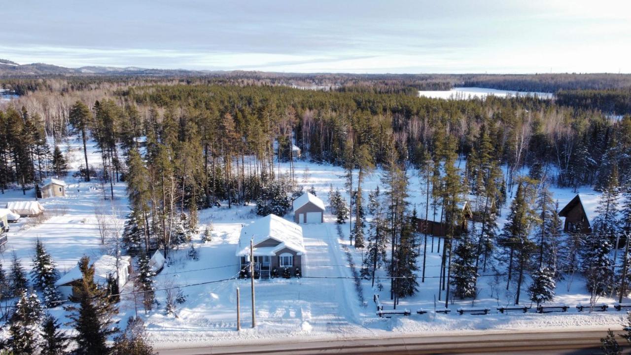 Le Chalet De Claude, Au Pied Des Monts-Valin Saint-David-de-Falardeau エクステリア 写真