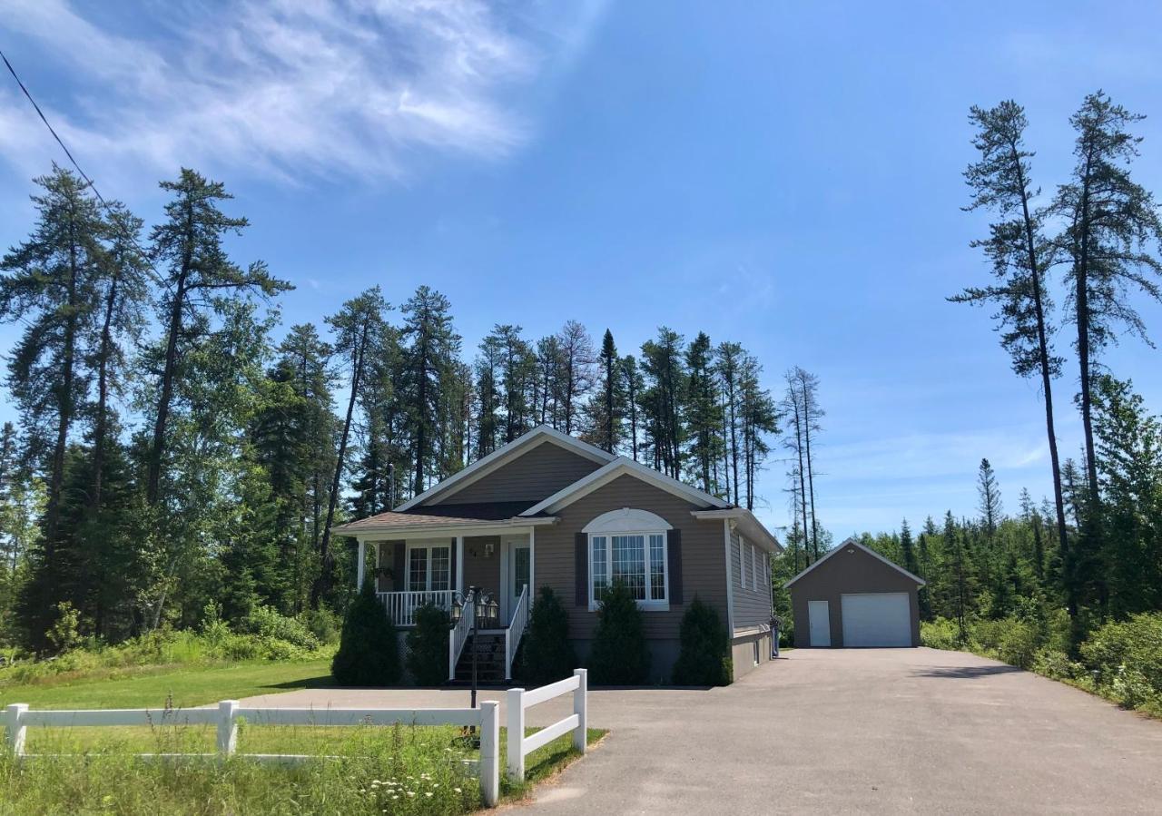 Le Chalet De Claude, Au Pied Des Monts-Valin Saint-David-de-Falardeau エクステリア 写真